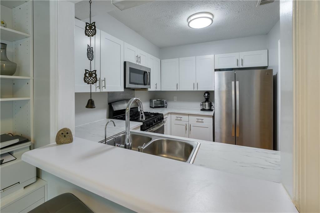 1445 Oakridge Circle Decatur, GA 30033 - Photo 4 of 23