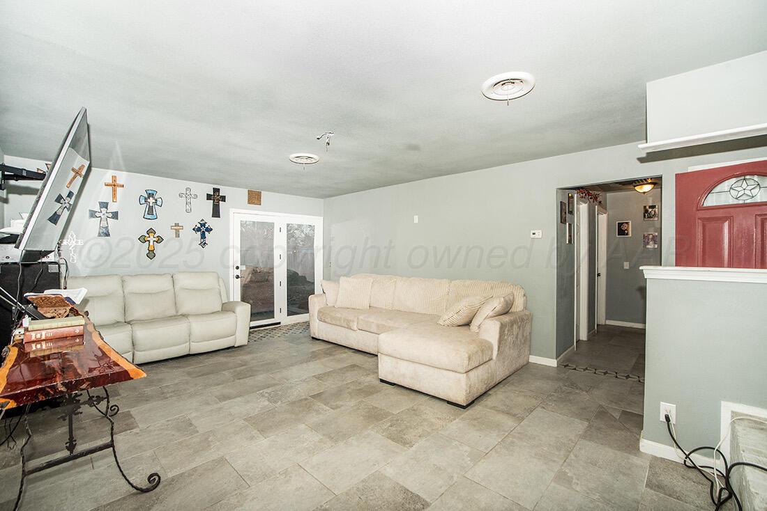 4206 Arden Road Amarillo, TX 79110 - Photo 5 of 26 a living room with furniture and white walls
