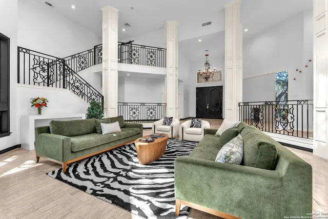 a view of entryway with a flower pot