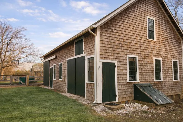 a view of a house with backyard