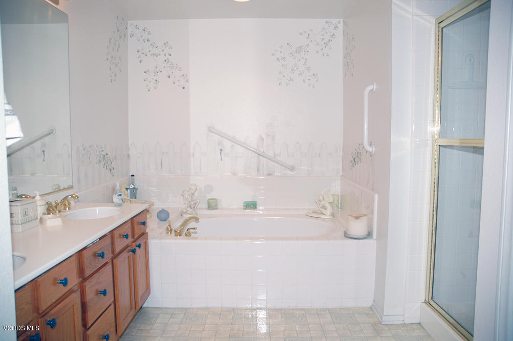 657 Cardinal Ridge Lane, Unit D Simi Valley, CA 93065 - Photo 21 of 30 MasterBathMLS