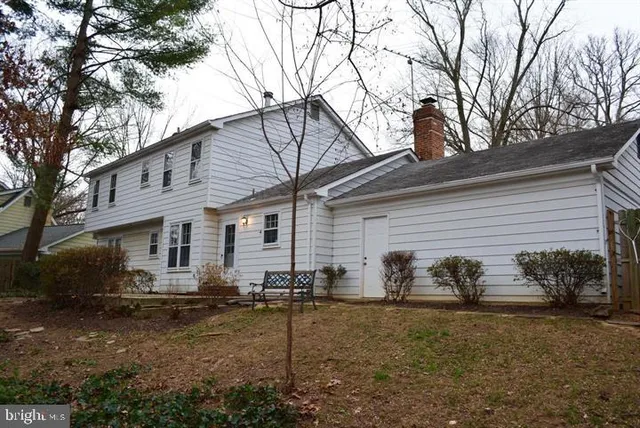 a view of a house with backyard