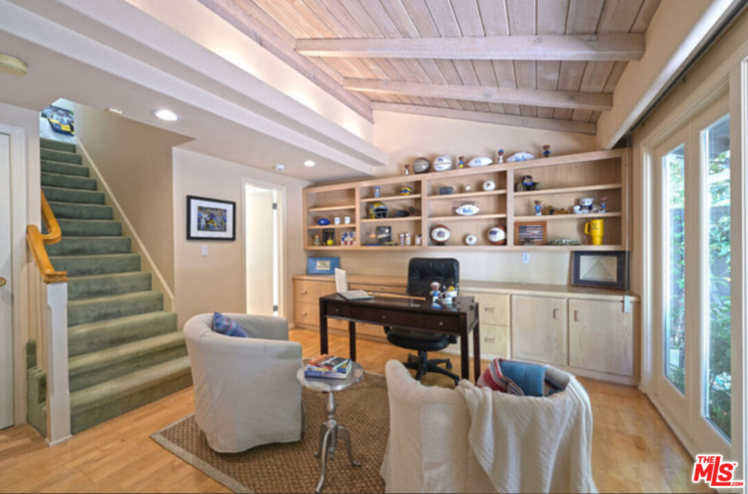 601 Tuallitan Road Los Angeles, CA 90049 - Photo 10 of 23