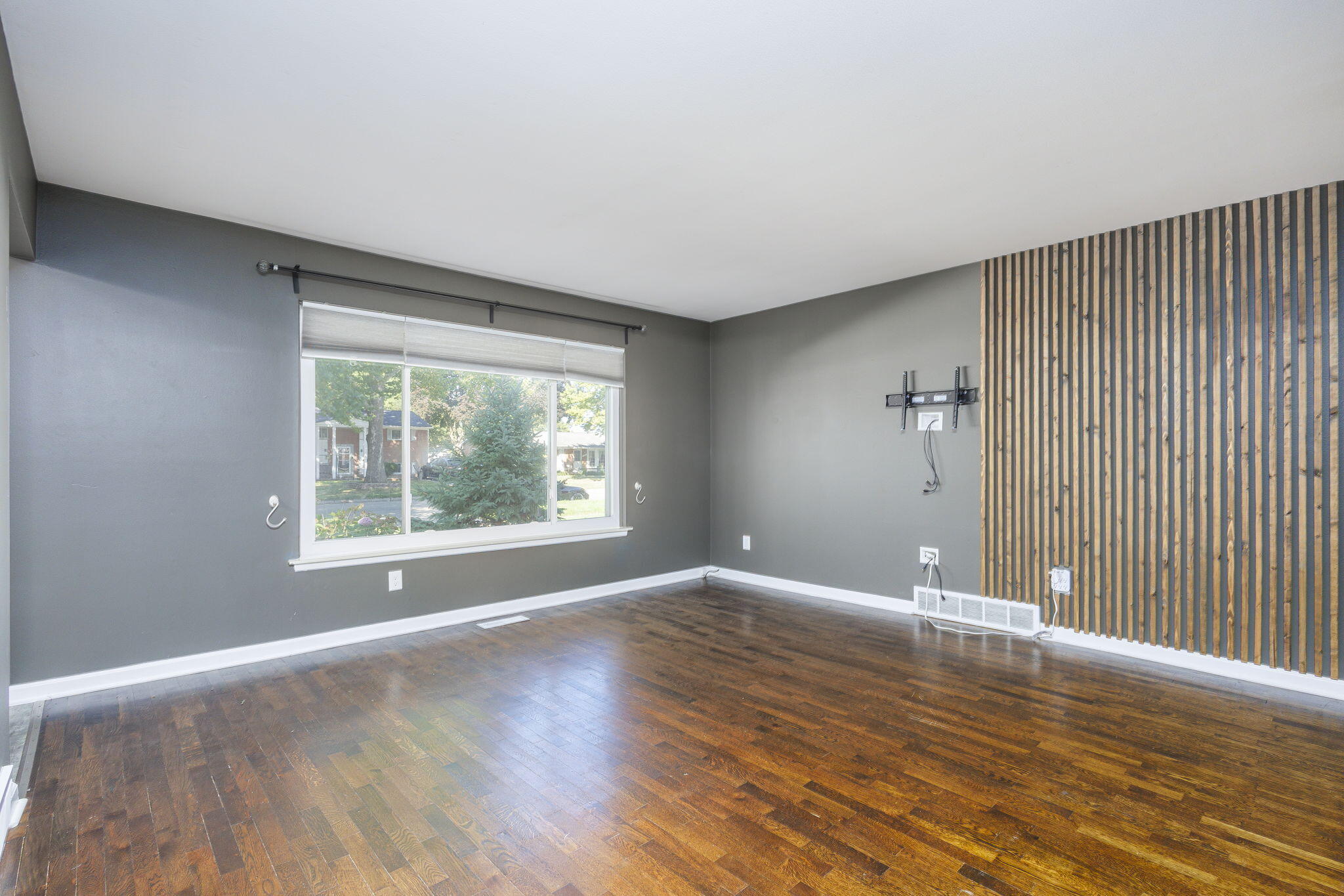 28622 Milton Avenue Warren, MI 48092 - Photo 5 of 24 5-web-or-mls-MiltonAve_28622 - Living Ro