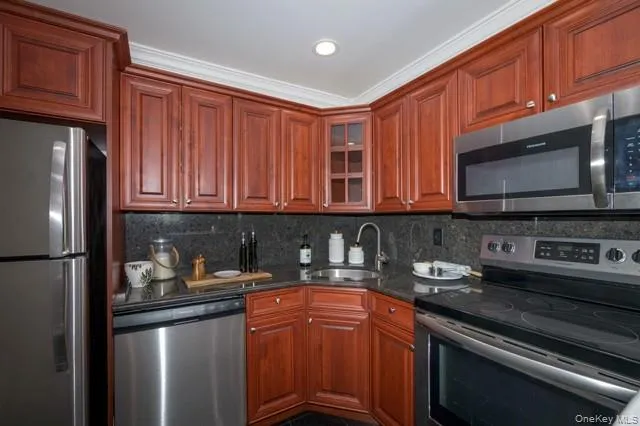 $2,365 | 124 Easy Street, Unit 124E, Sayville, NY 11782