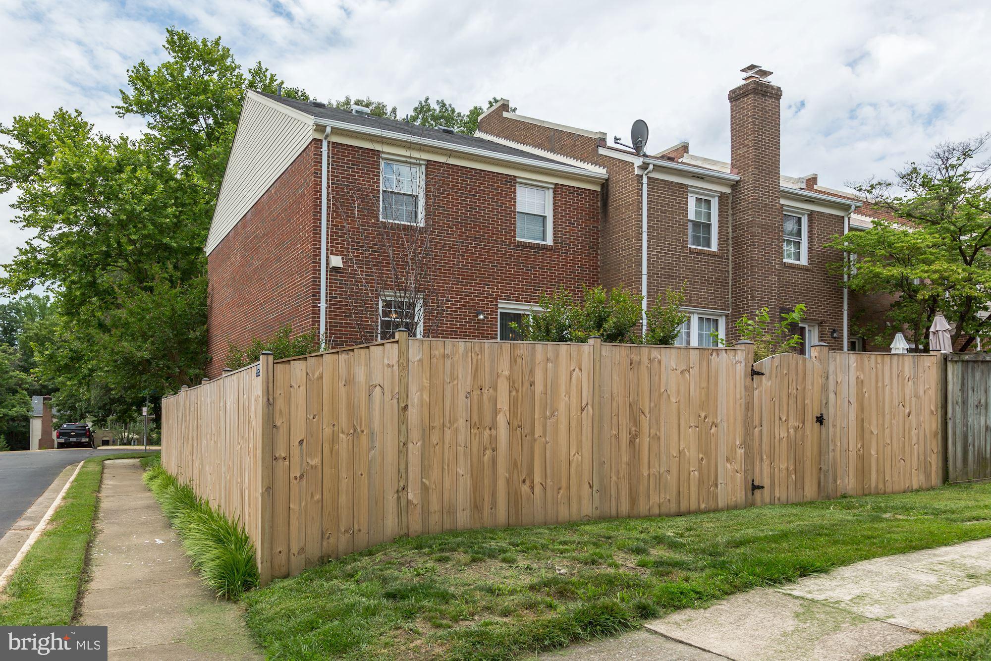 8118 Rhodell Lane Springfield, VA 22153 - Photo 5 of 46 Brand new Privacy Fence