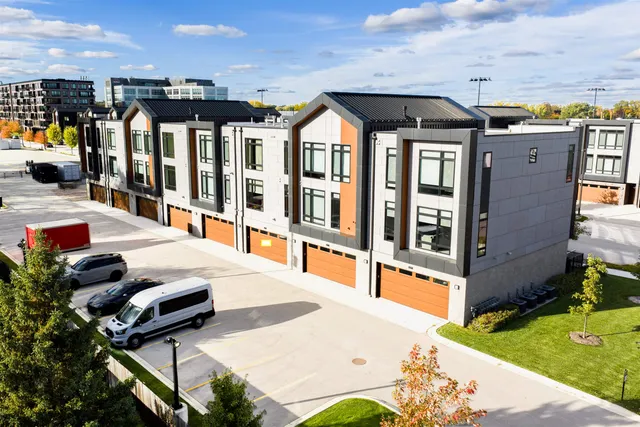 $999,900 | 1077 Brookwood Drive, Green Bay, WI 54304