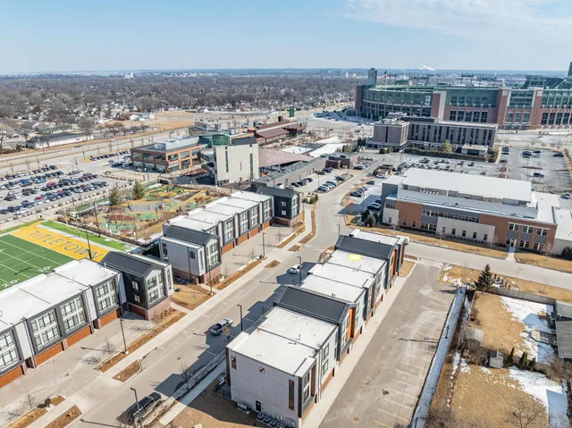 $999,900 | 1077 Brookwood Drive, Green Bay, WI 54304