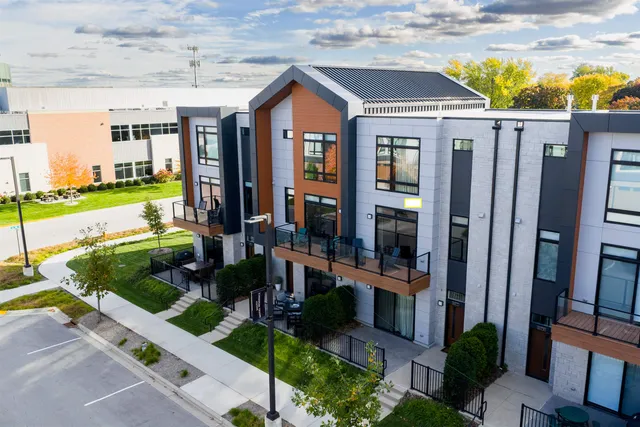 $999,900 | 1077 Brookwood Drive, Green Bay, WI 54304