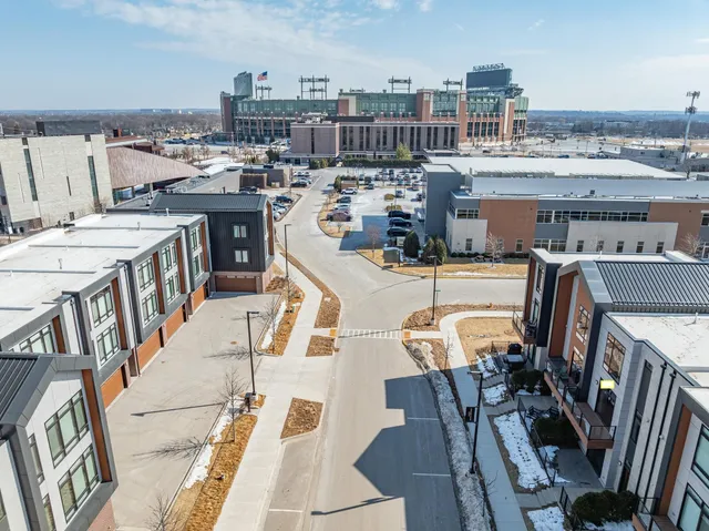 $999,900 | 1077 Brookwood Drive, Green Bay, WI 54304