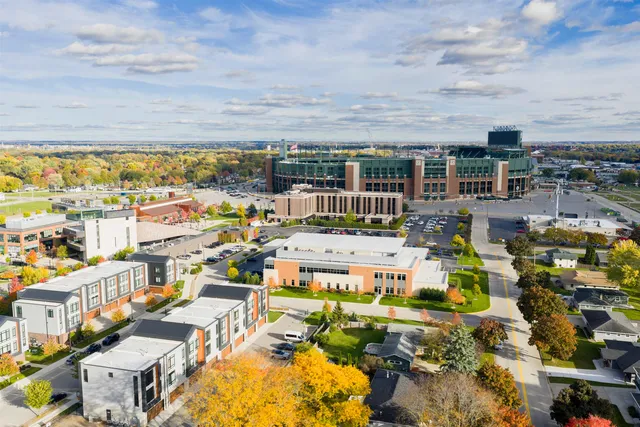 $999,900 | 1077 Brookwood Drive, Green Bay, WI 54304