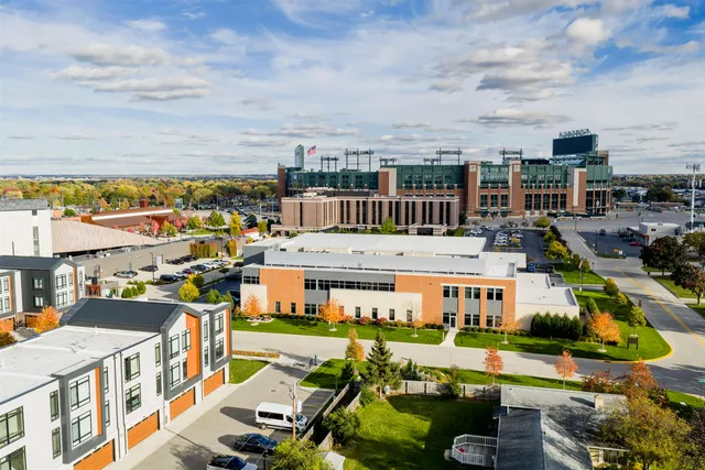 $999,900 | 1077 Brookwood Drive, Green Bay, WI 54304