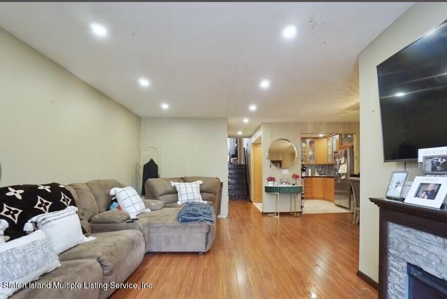24 Racal Court, Unit B2 Staten Island, NY 10314 - Photo 4 of 22 living rom