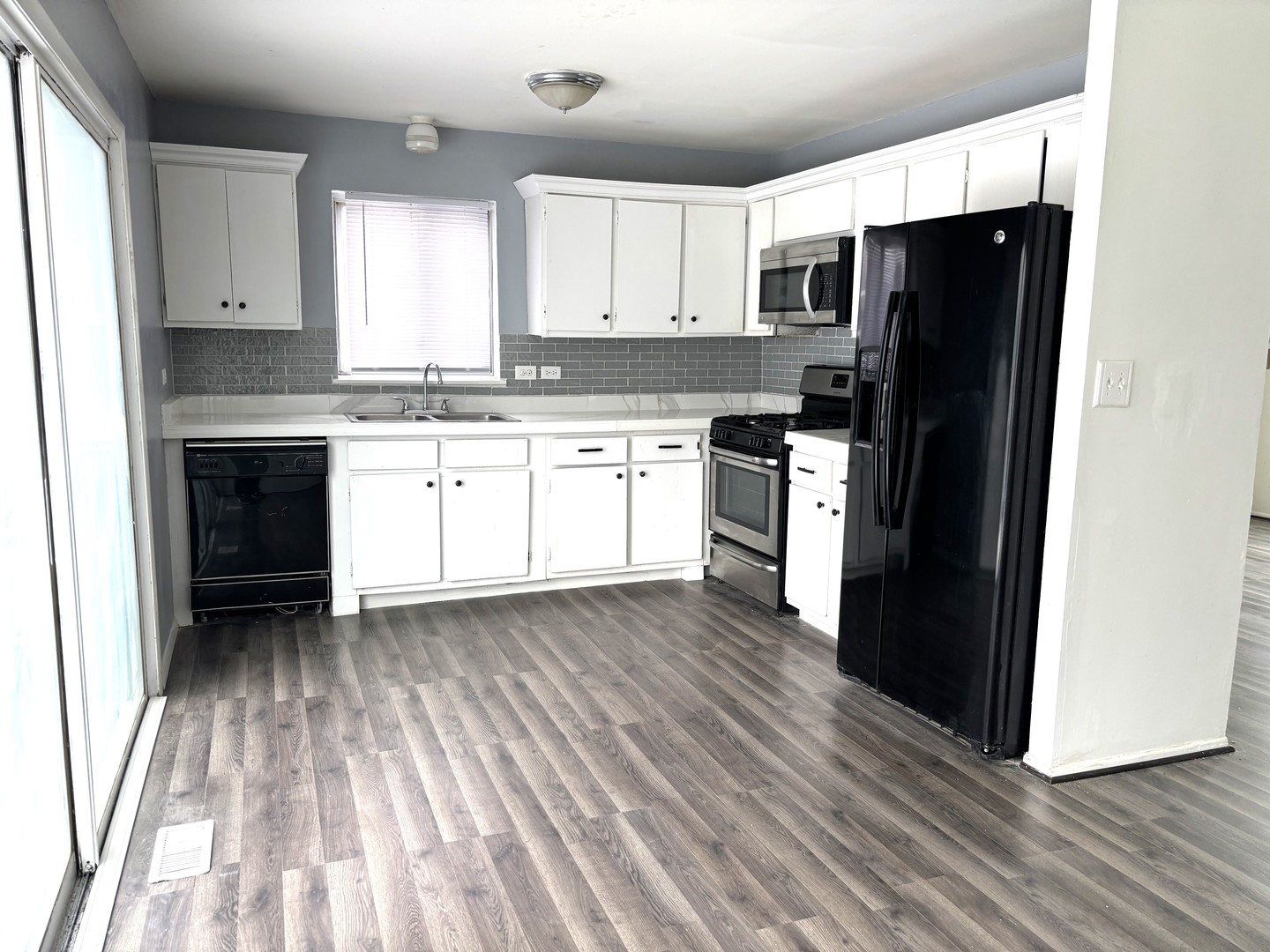 335 Shiloh Lane Elgin, IL 60120 - Photo 5 of 14