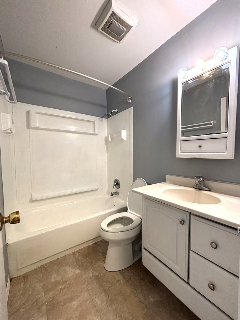 335 Shiloh Lane Elgin, IL 60120 - Photo 9 of 14