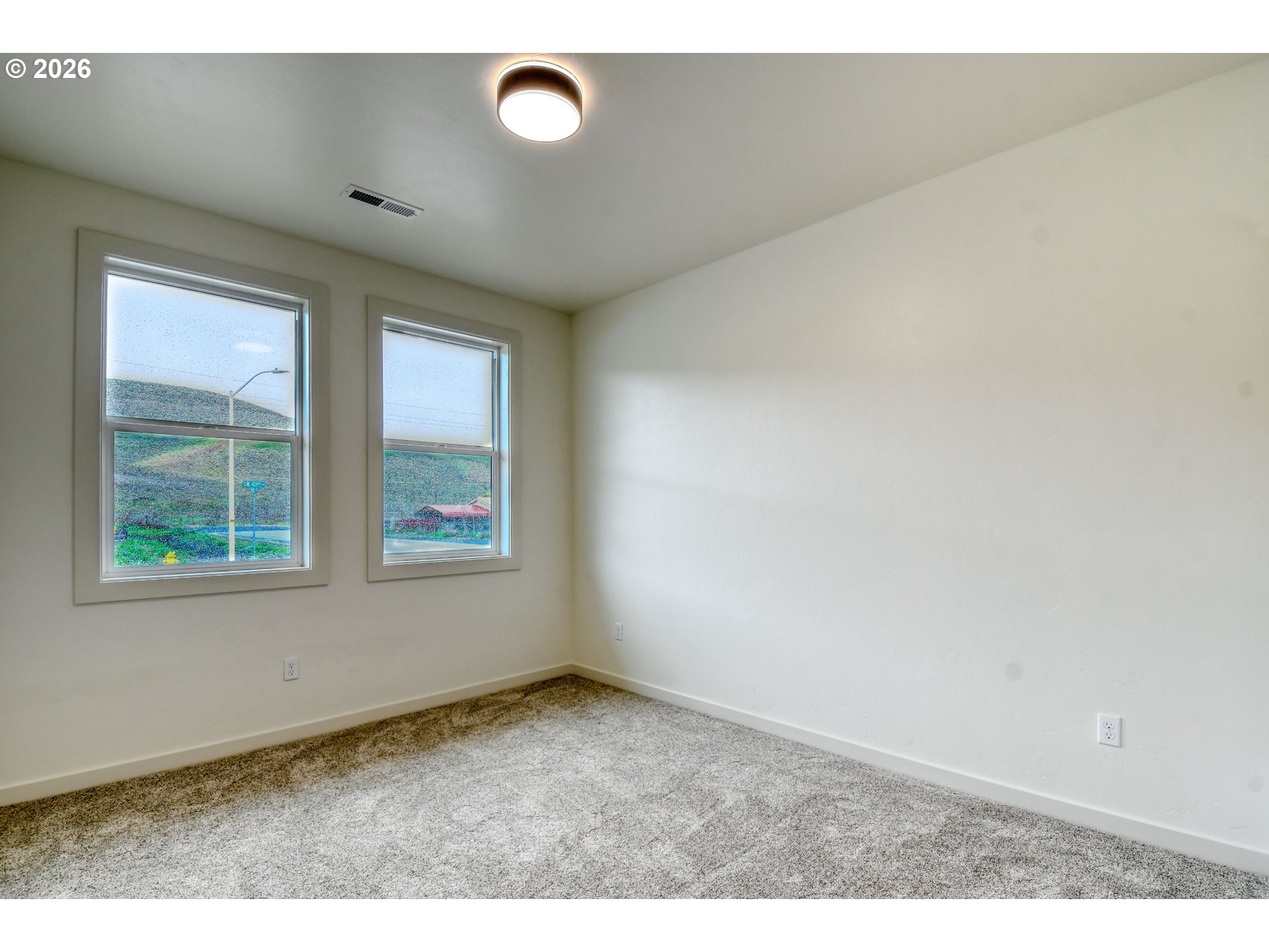 904 Southwest 43rd Street Pendleton, OR 97801 - Photo 31 of 46 an empty room with windows