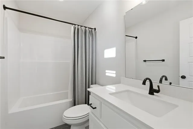 $639,000 | 305 Woodview Drive, Raymore, MO 64083