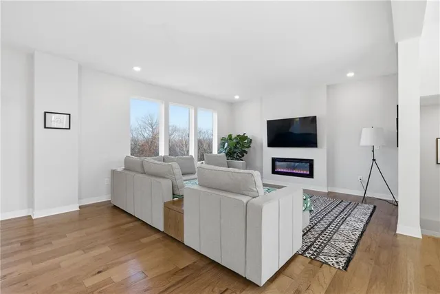 $639,000 | 305 Woodview Drive, Raymore, MO 64083