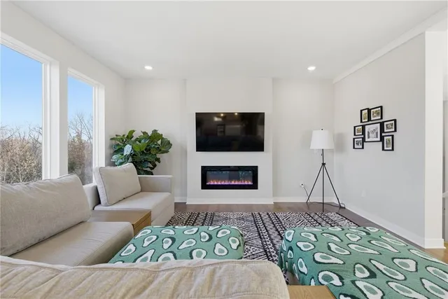 $639,000 | 305 Woodview Drive, Raymore, MO 64083