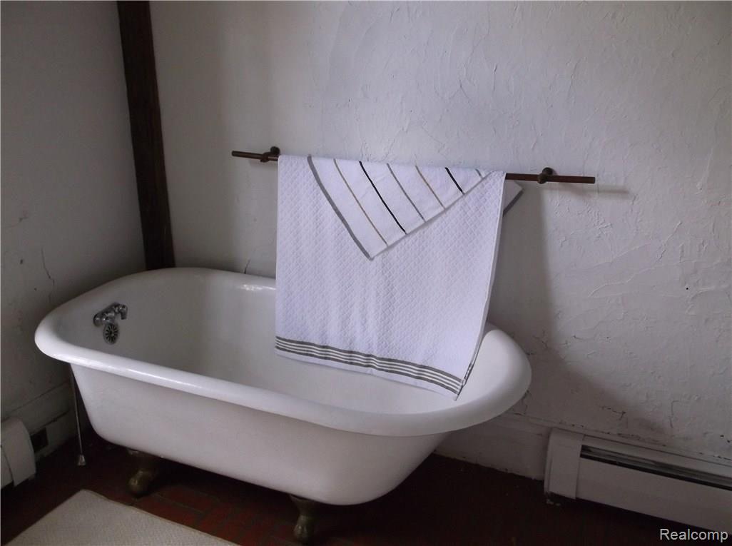 7211 East Deckerville Road Deford, MI 48729 - Photo 19 of 28 Bath_Tub.JPG