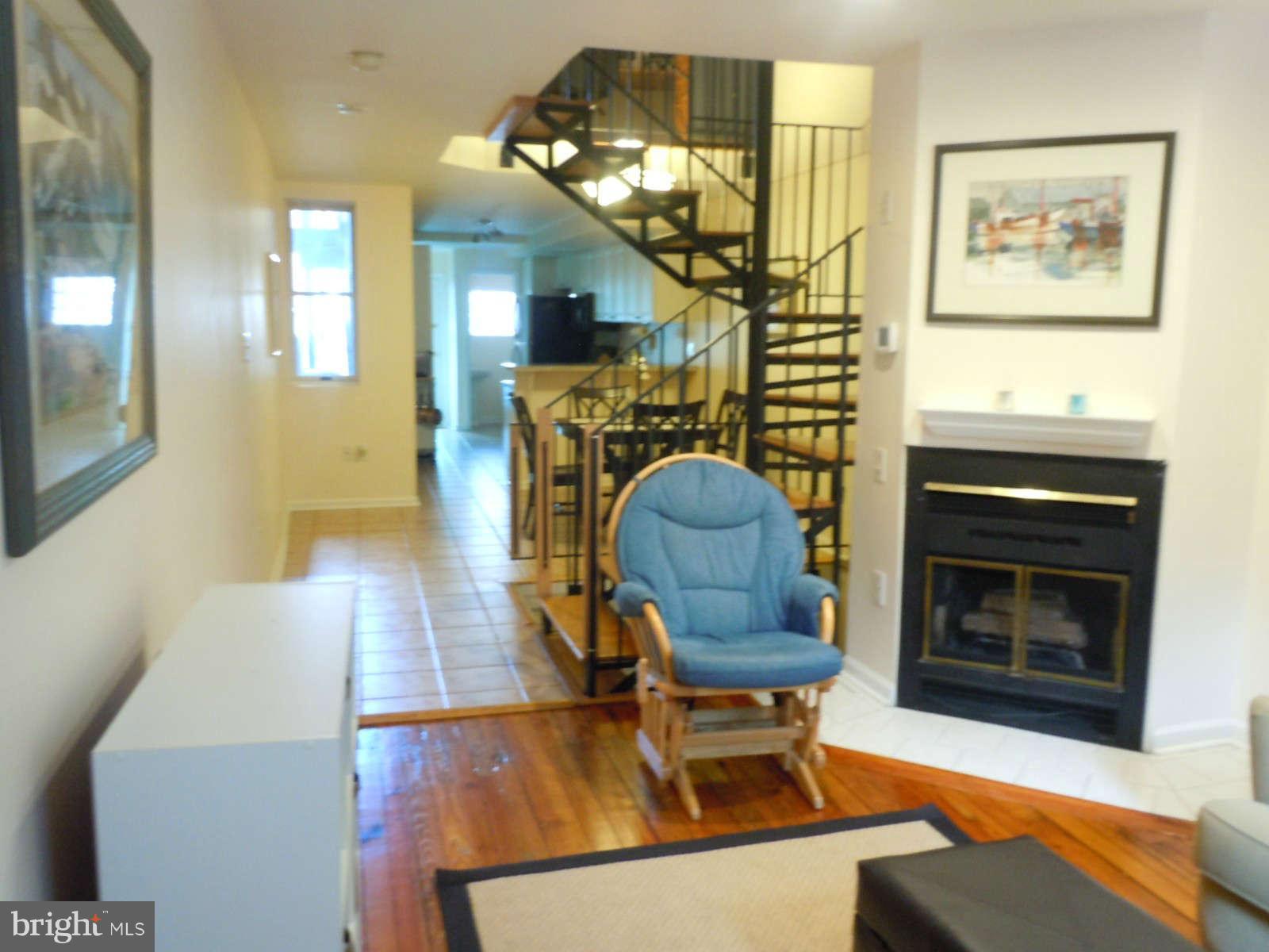 1231 Riverside Avenue Baltimore, MD 21230 - Photo 2 of 30 Living Room