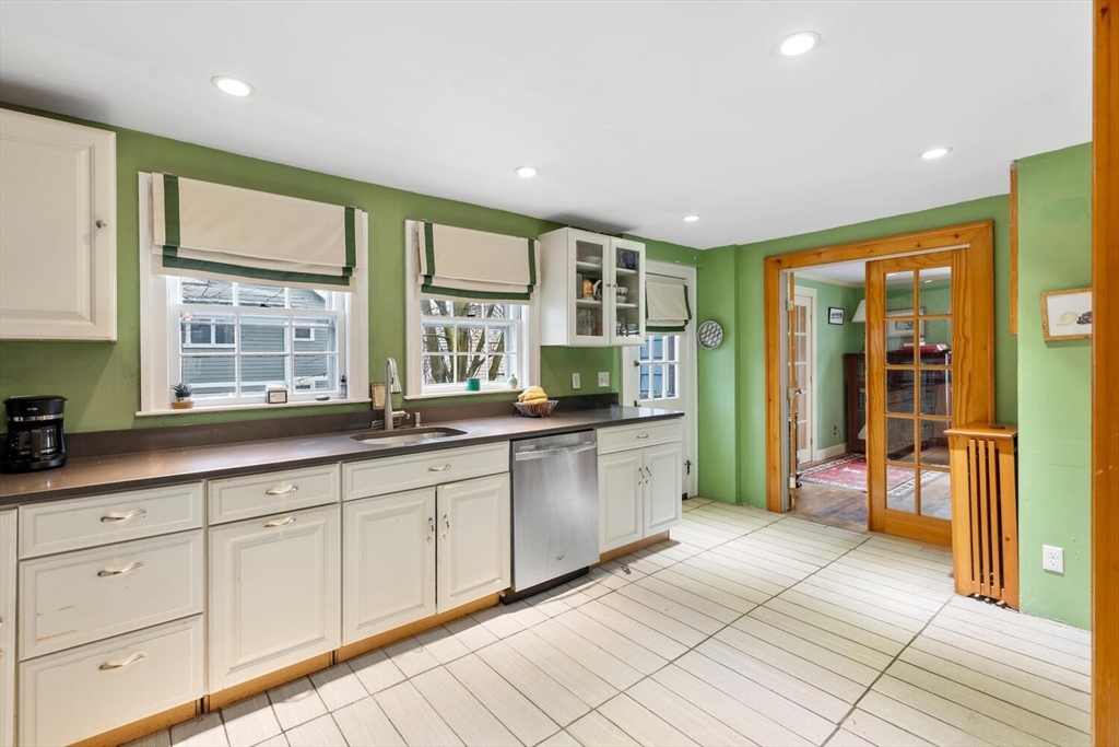 11 Barbara Terrace Watertown, MA 02472 - Photo 10 of 27