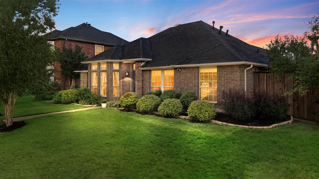 a view of a house with backyard and garden