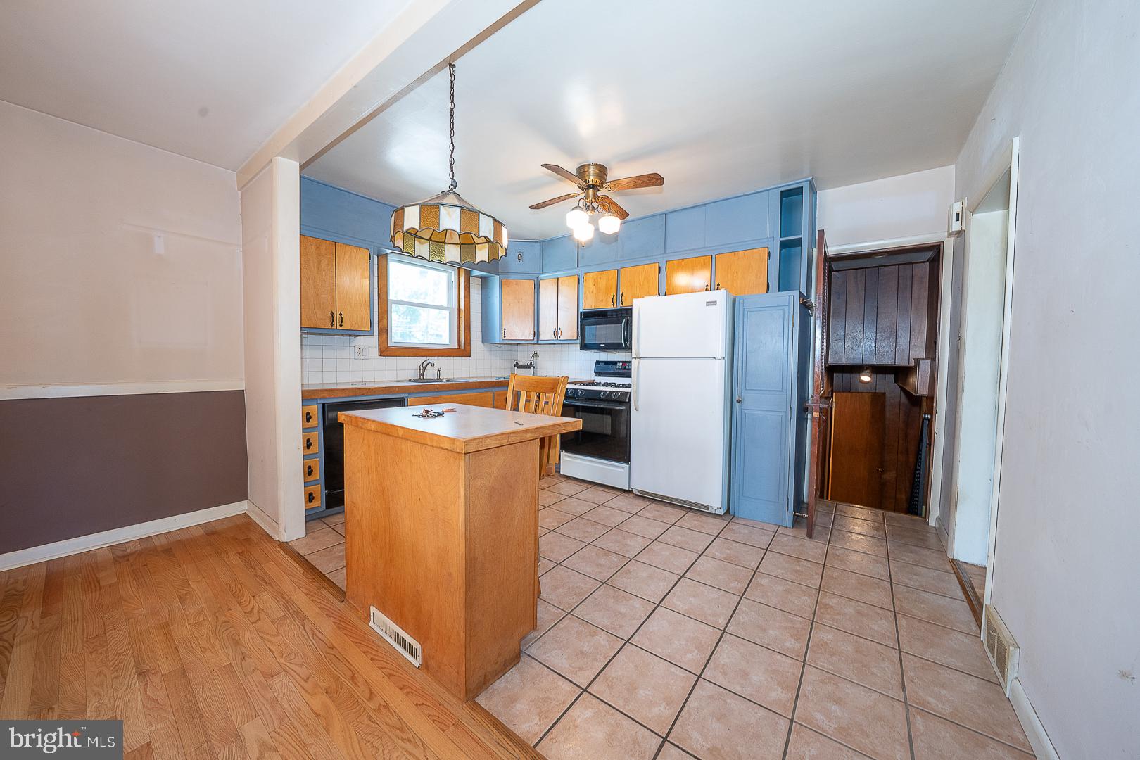437 Rittenhouse Circle Havertown, PA 19083 - Photo 12 of 55 Cozy kitchen with modern charm.