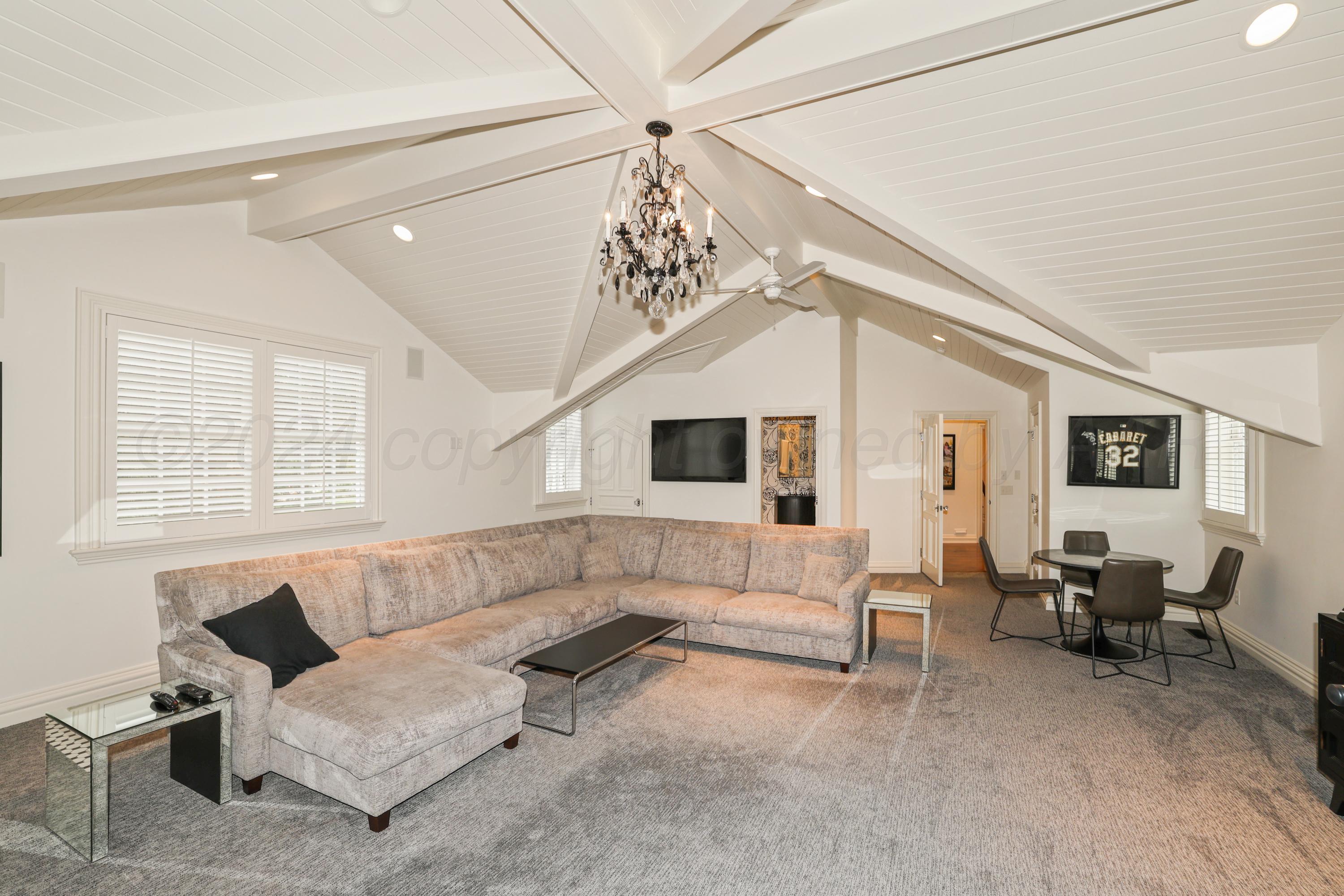 33 Oldham Circle Amarillo, TX 79109 - Photo 62 of 96 a living room with furniture and white walls
