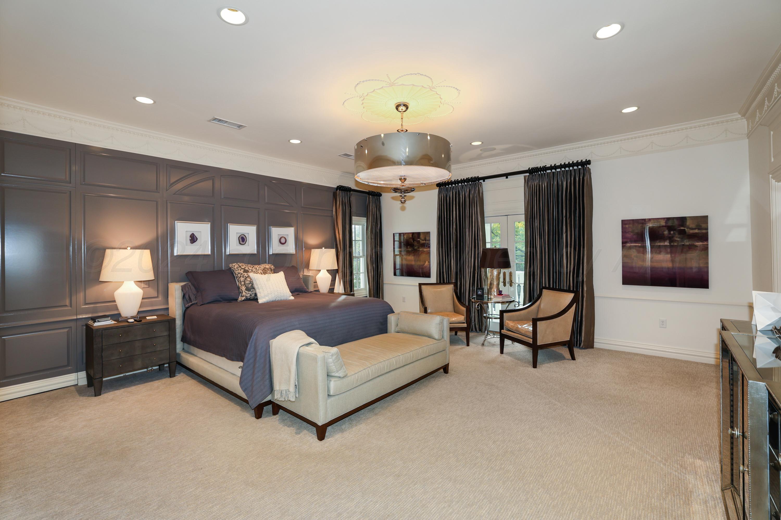 33 Oldham Circle Amarillo, TX 79109 - Photo 75 of 96 a spacious bedroom with a bed and large mirror