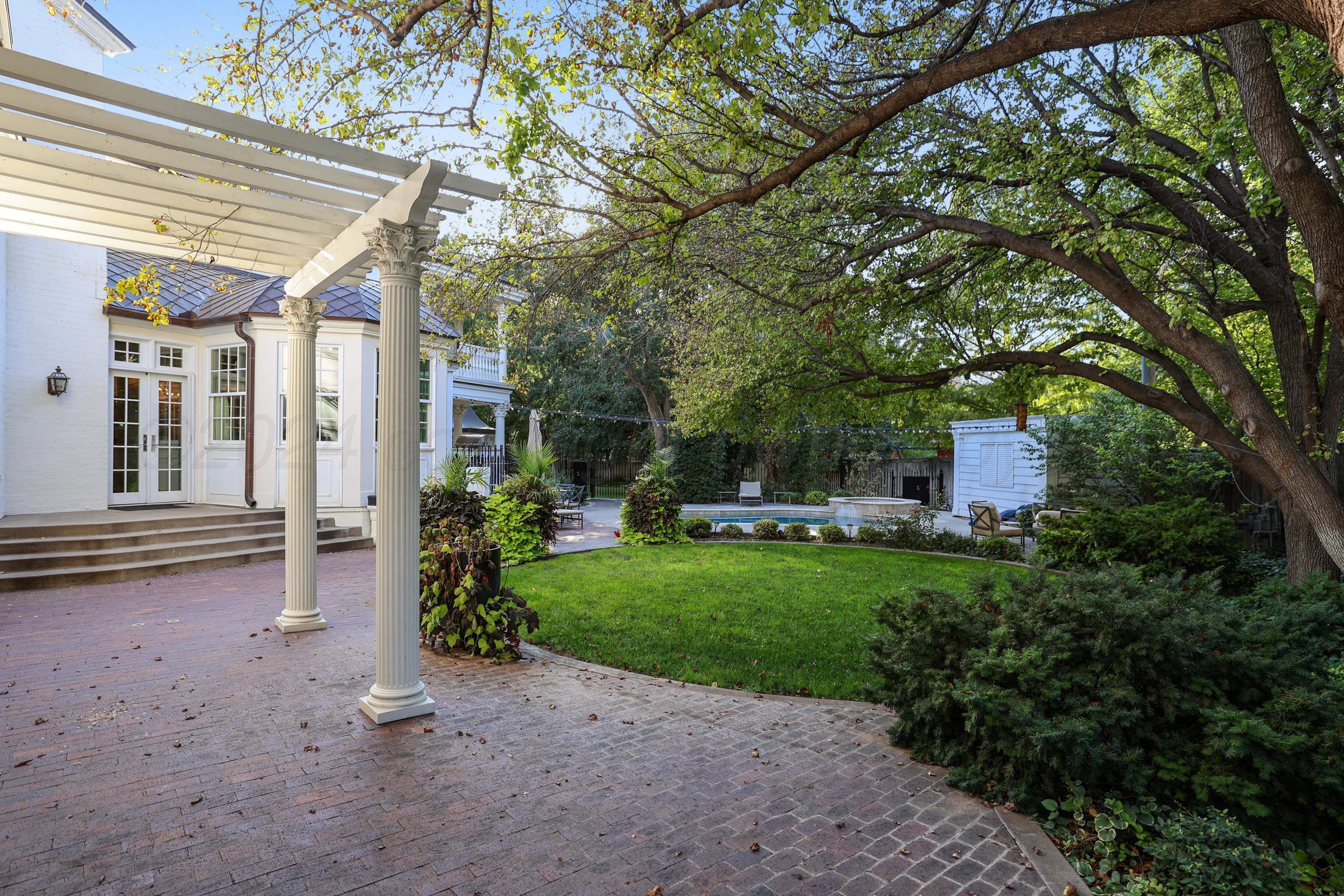 33 Oldham Circle Amarillo, TX 79109 - Photo 8 of 96 a backyard of a house with seating space