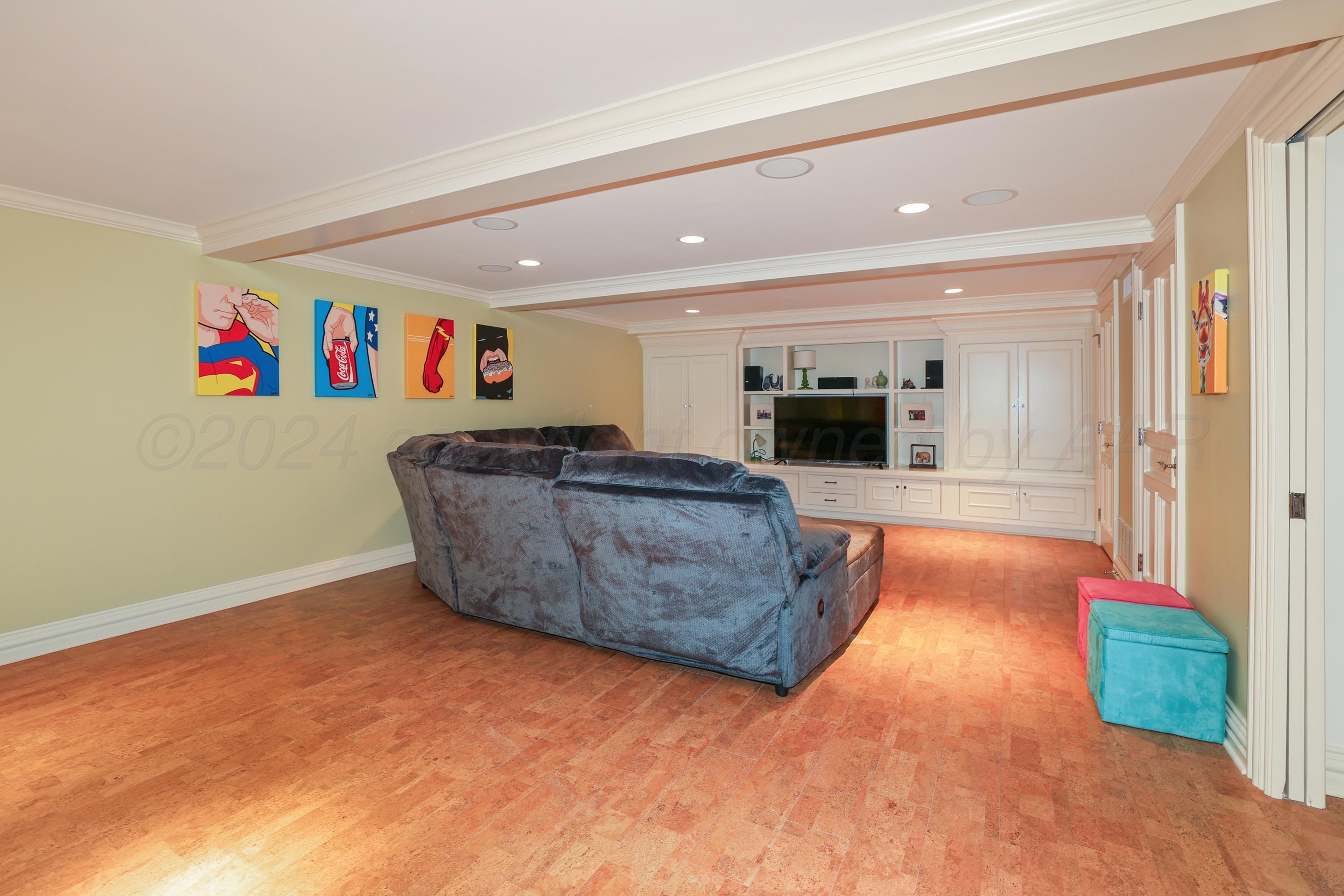33 Oldham Circle Amarillo, TX 79109 - Photo 92 of 96 a living room with furniture and a kitchen
