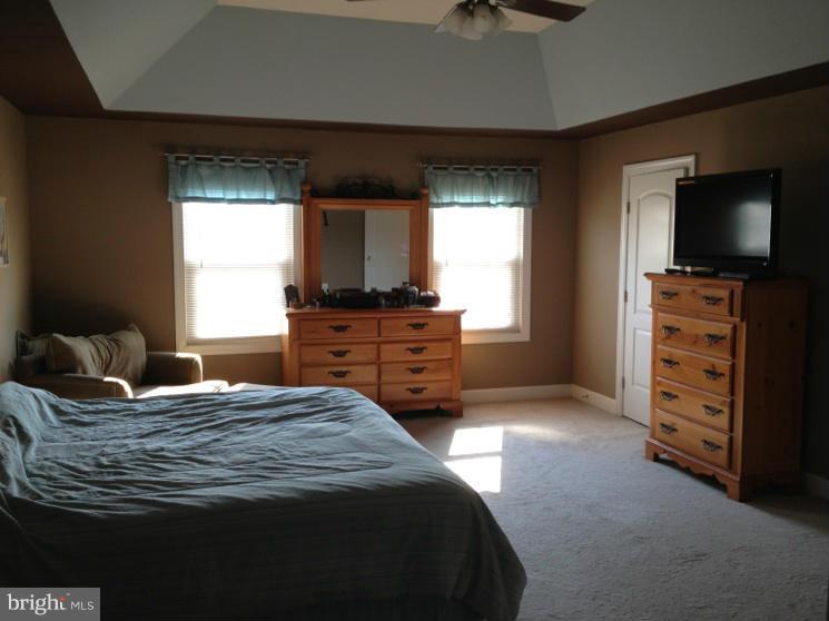5630 New Forge Road White Marsh, MD 21162 - Photo 9 of 28 Bedroom (Master) - 15' x 18'10"