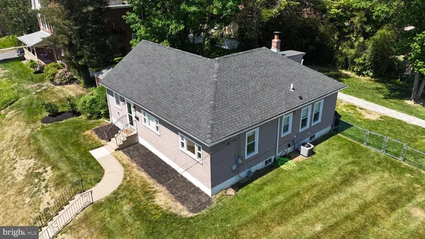 an aerial view of a house having yard