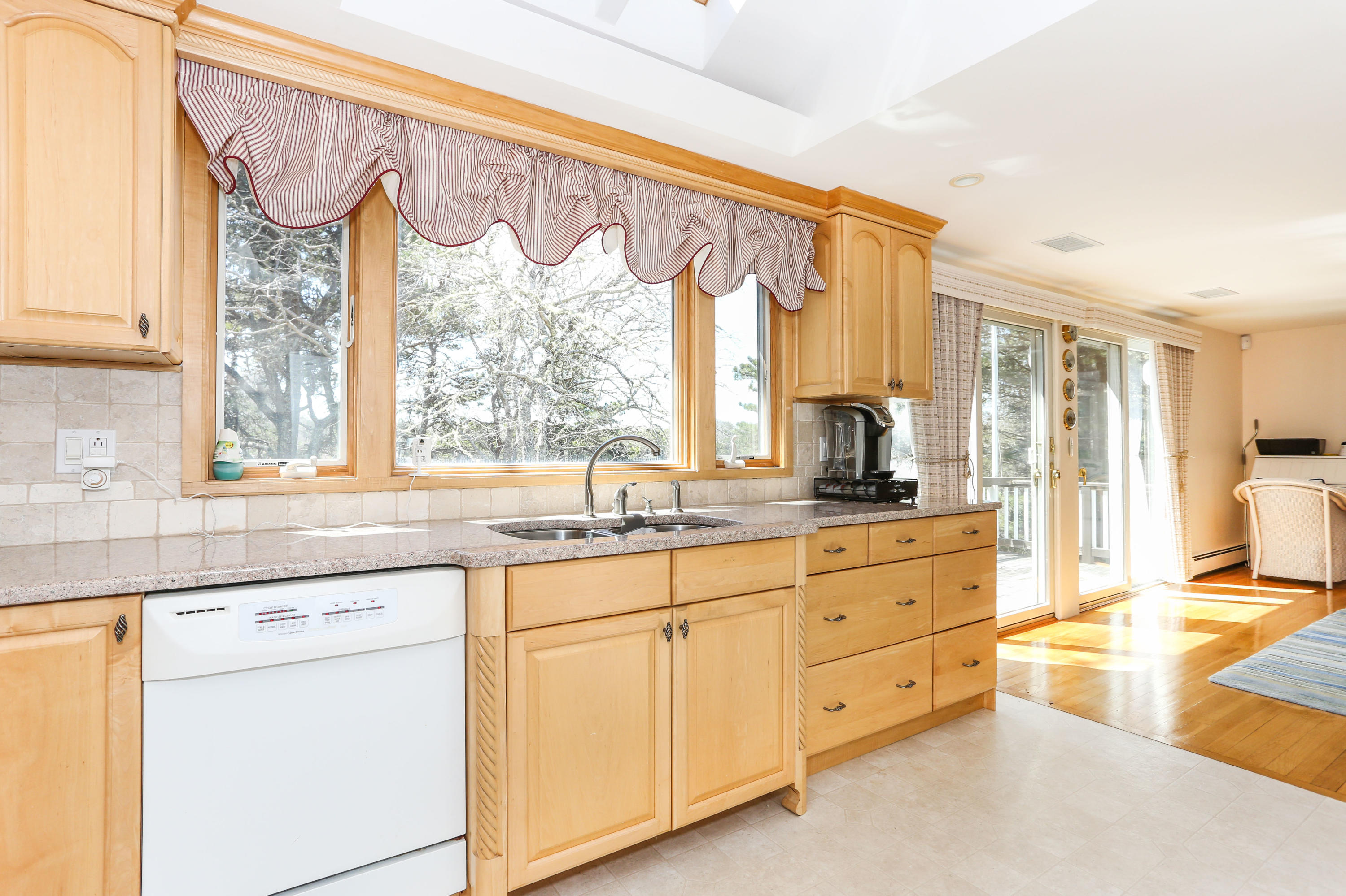 885 Queen Anne Road Harwich, MA 02645 - Photo 9 of 24 885QueLR-11