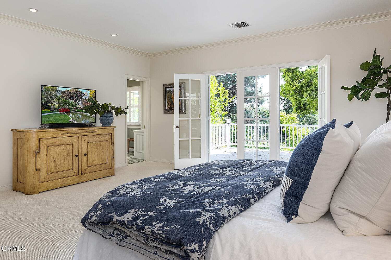 780 Huntington Circle Pasadena, CA 91106 - Photo 25 of 55 a bedroom with a bed a flat screen tv and balcony view