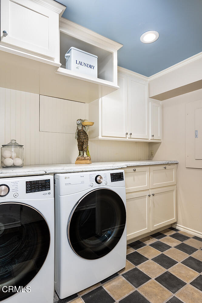780 Huntington Circle Pasadena, CA 91106 - Photo 40 of 55 a utility room with sink dryer and washer