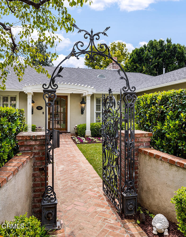 780 Huntington Circle Pasadena, CA 91106 - Photo 4 of 55 a house view with a garden space