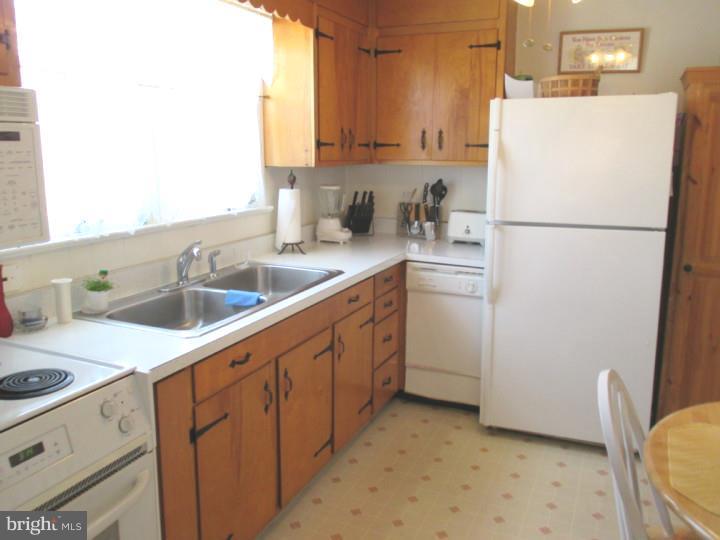 416 Berlin Road Clementon, NJ 08021 - Photo 3 of 16 Kitchen