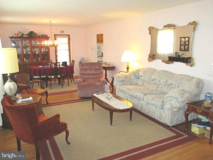 416 Berlin Road Clementon, NJ 08021 - Photo 5 of 16 Living Room