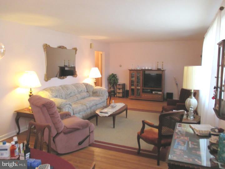 416 Berlin Road Clementon, NJ 08021 - Photo 6 of 16 Living Room