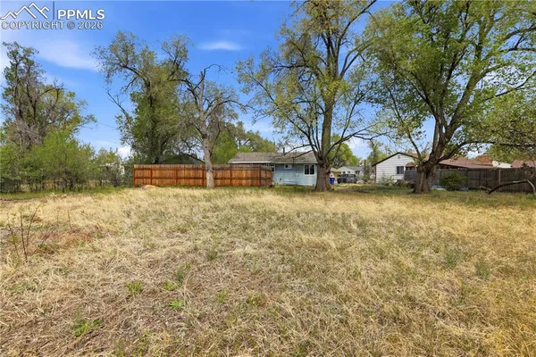 a view of a yard of the house