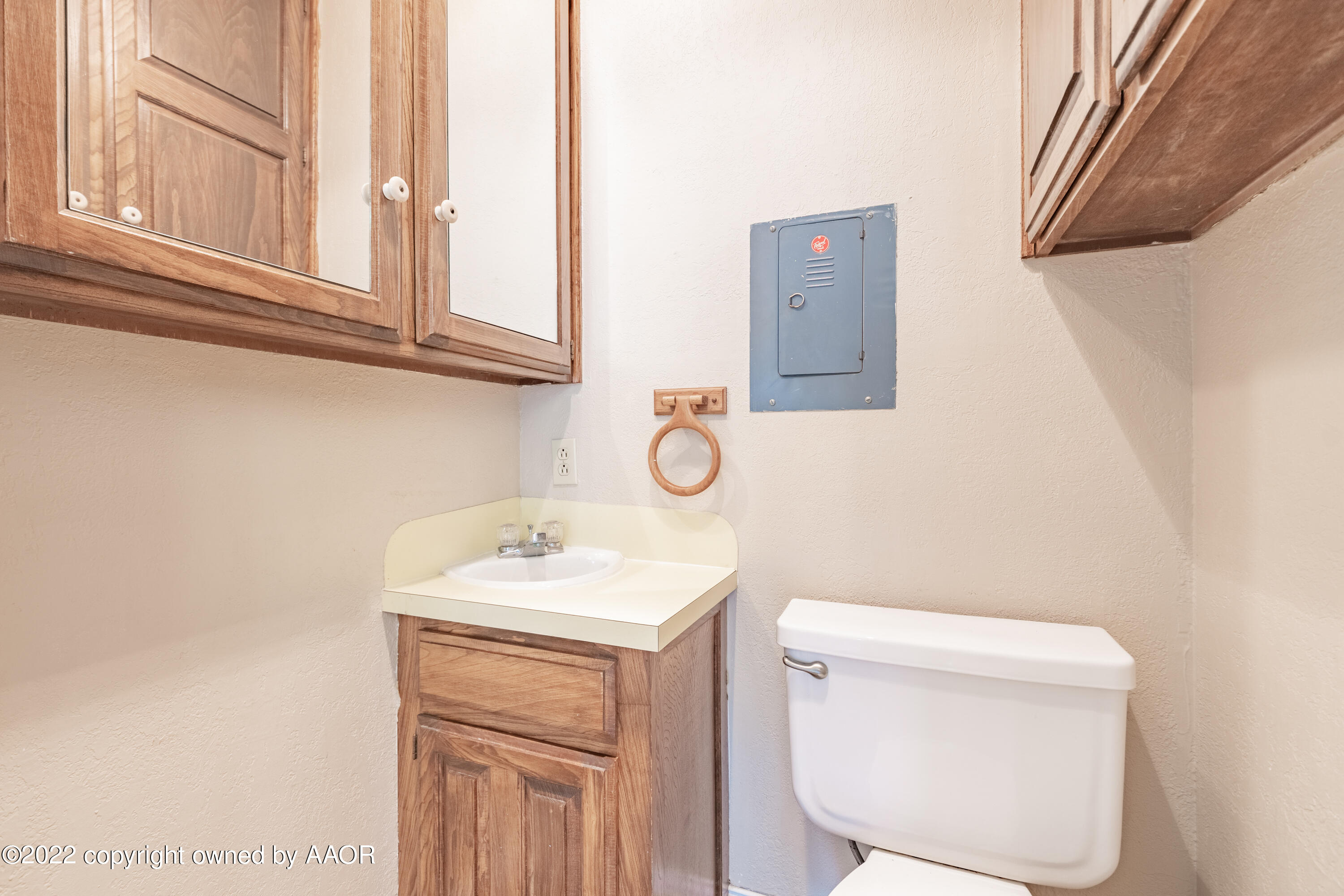 3420 Bristol Road Amarillo, TX 79109 - Photo 19 of 30 powder room
