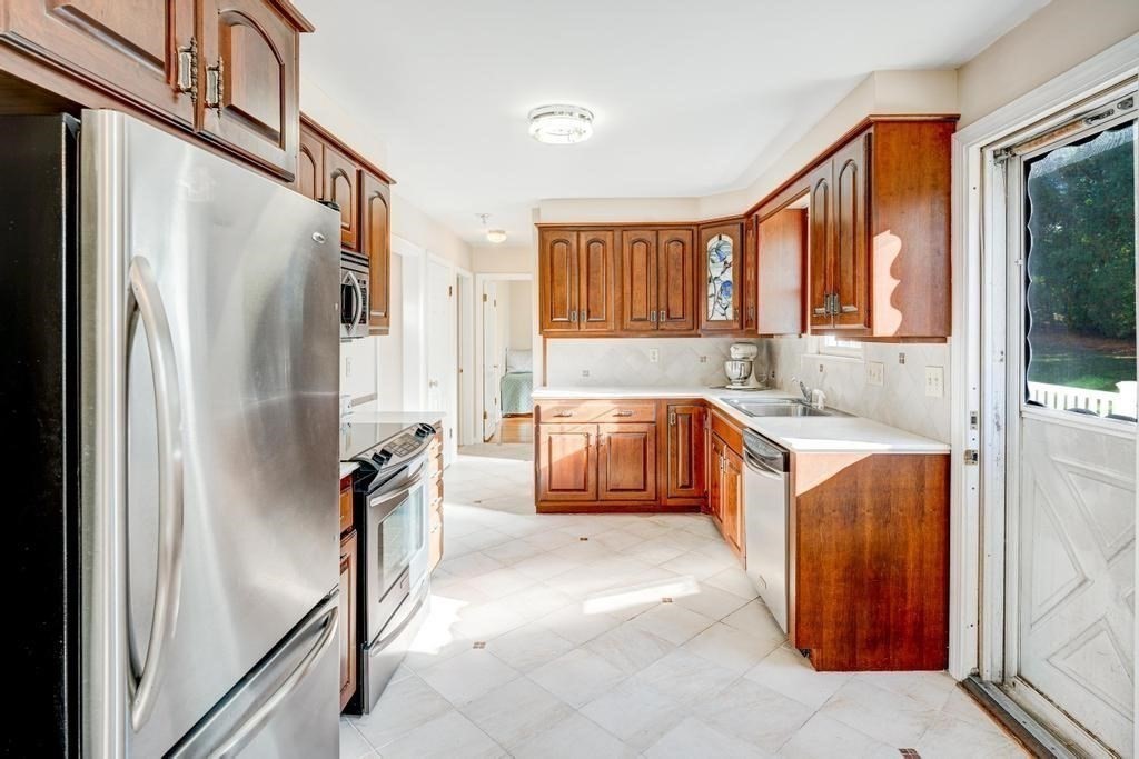 75 Kings View Road Marlborough, MA 01752 - Photo 12 of 39 Gallery Image 12