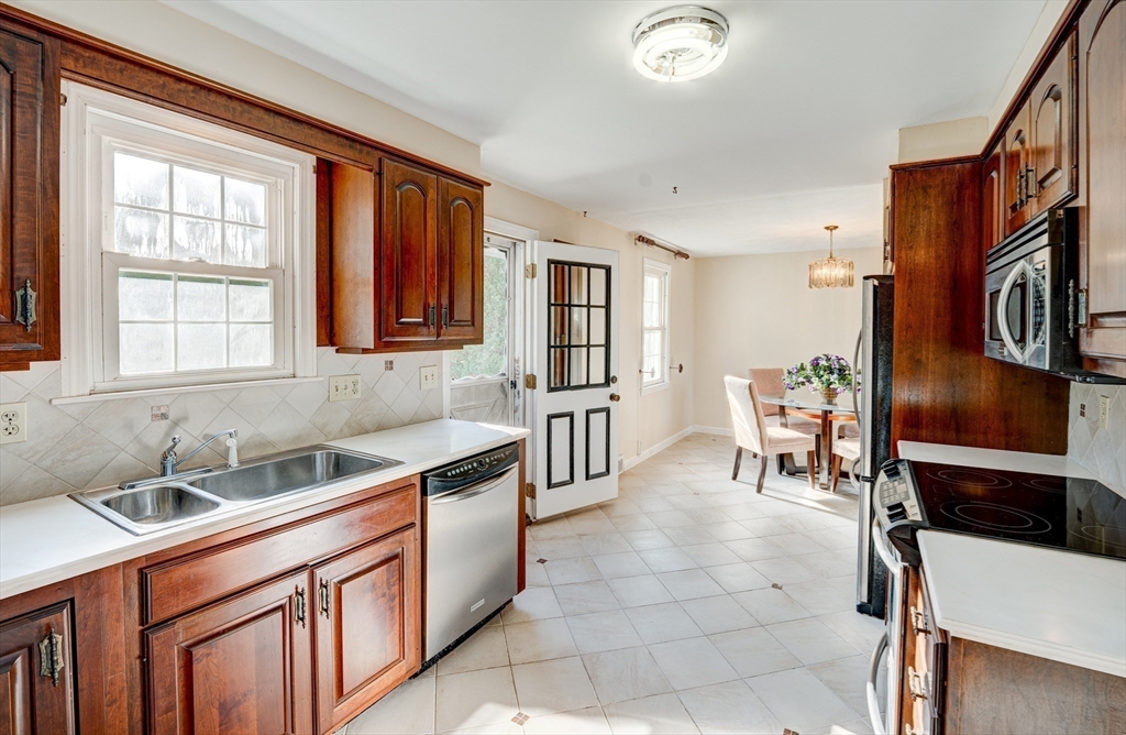 75 Kings View Road Marlborough, MA 01752 - Photo 6 of 39 Gallery Image 6