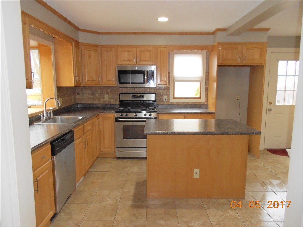 8 Tucker Road Smithfield, RI 02828 - Photo 3 of 16