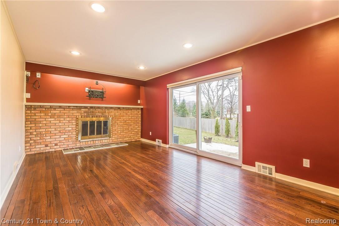2080 Avoncrest Court Rochester, MI 48309 - Photo 12 of 39 012-Family_Room-3888269-large.jpg