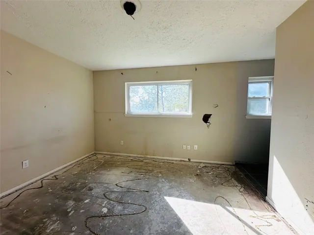 a view of a house with backyard and garden