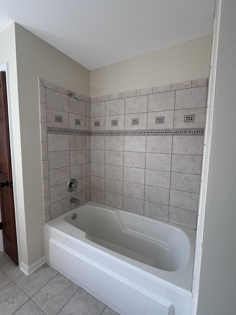 547 Goodwin Drive Bolingbrook, IL 60440 - Photo 18 of 36 a bathroom with a bathtub
