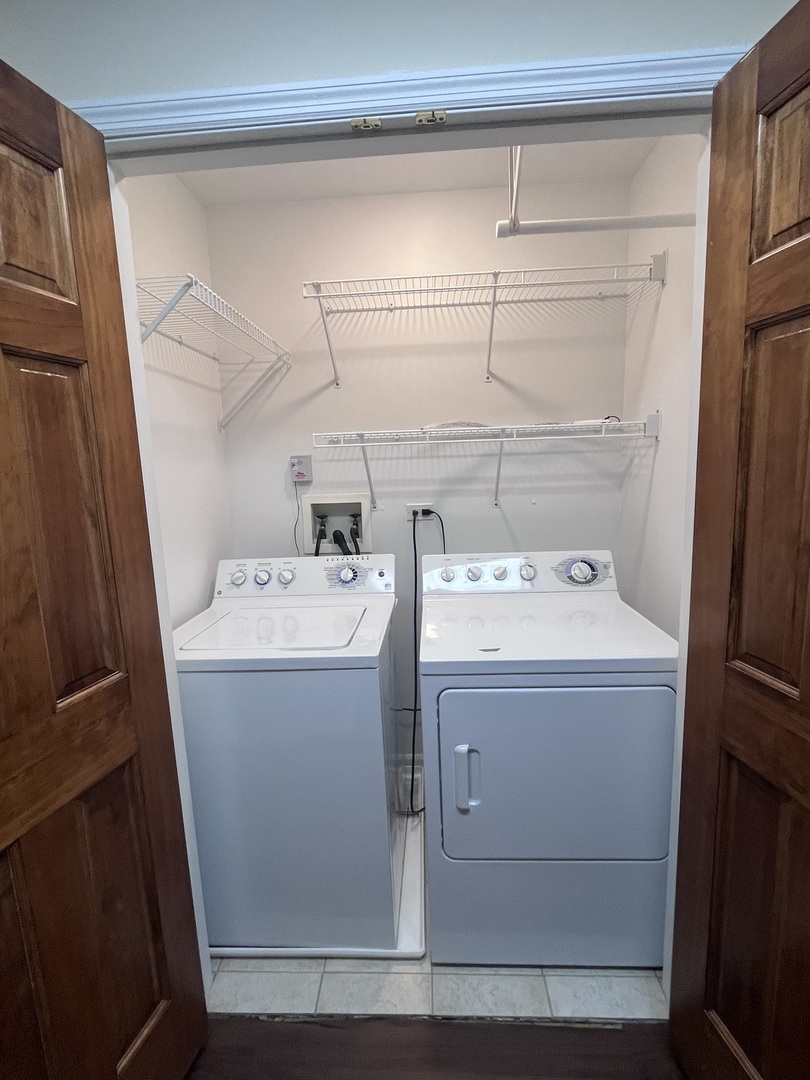 547 Goodwin Drive Bolingbrook, IL 60440 - Photo 23 of 36 a utility room with dryer and washer